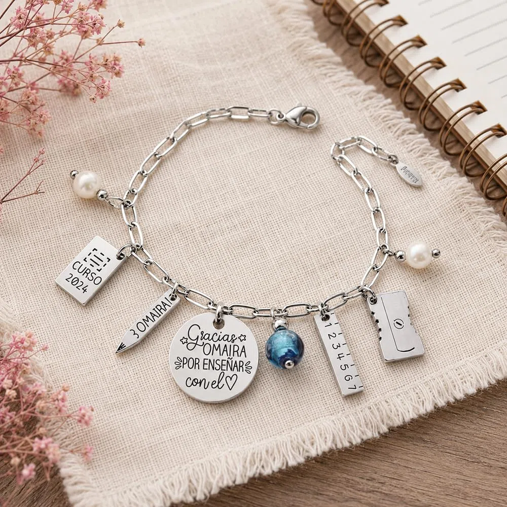 Pulsera para profesora, con el nombre personalizado y abalorios temáticos colgando. MODELO CUQUI-2. Regalos para profesores.