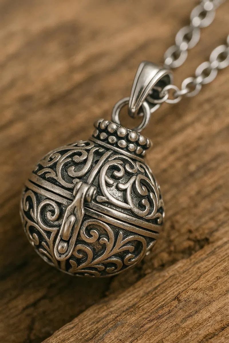 Colgante Conmemorativo de Plata Envejecida – Joyería Espiritual para Guardar Recuerdos – Amuleto Boho con Compartimento para Cenizas, Cabello o Perfume – Regalo de Amor y Protección