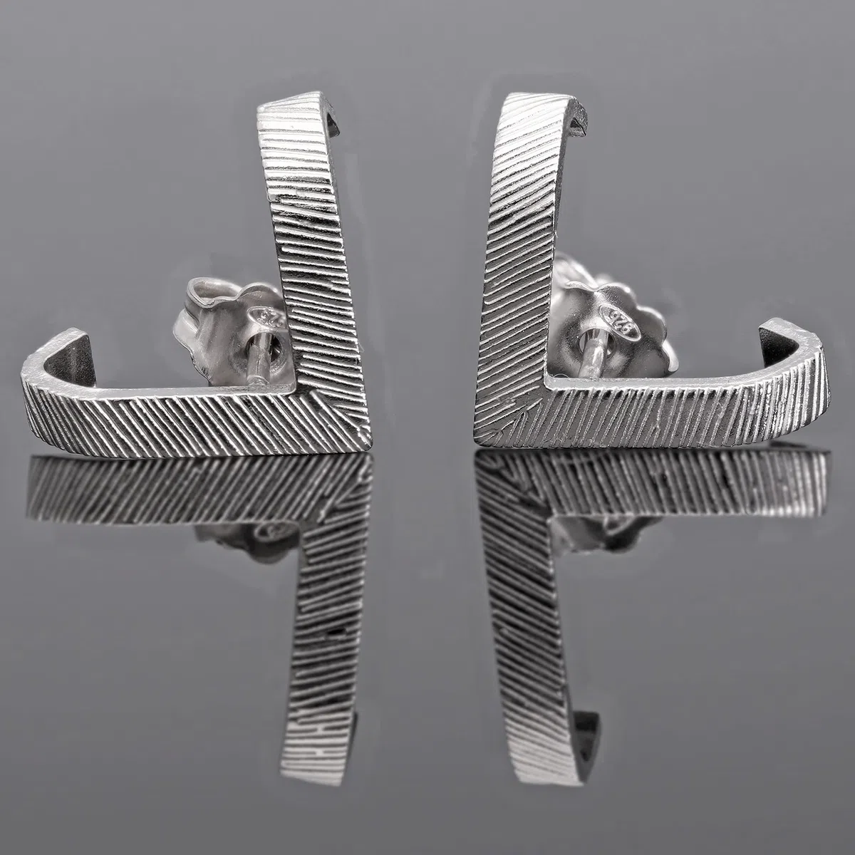 Pendientes Huggie Triangulares Martillados para Hombre, Plata de Ley 925, Diseño Masculino Atrevido, Hipoalergénico - Hechos a mano por Emmanuela