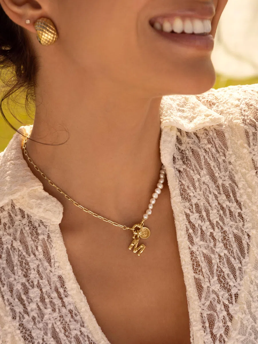 SINGULARU - Charm Letter Organic. Colgante en Plata de Ley 925 con Acabado Baño de Oro 18Kt. Combinable con Collar. Joyas para Mujer. Letras A - Z