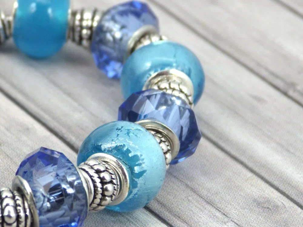 Pulsera Thurcolas Charms para mujer modelo Manhattan acero inoxidable con cuentas de vidrio azul