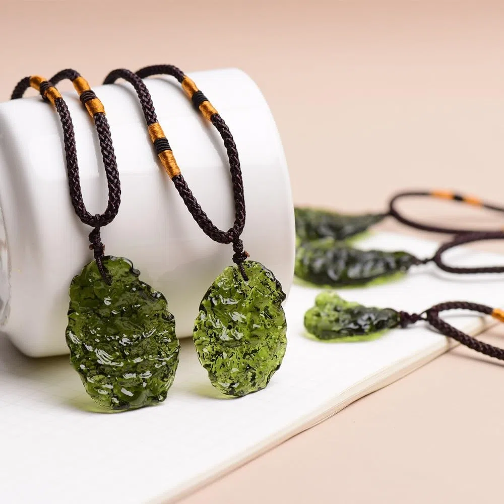 Collar con colgante de moldavita checa hecho a mano, piedra de lágrima de cristal verde, colgante de cristal verde bohemio, unisex, accesorio de piedras preciosas irregulares hecho a mano