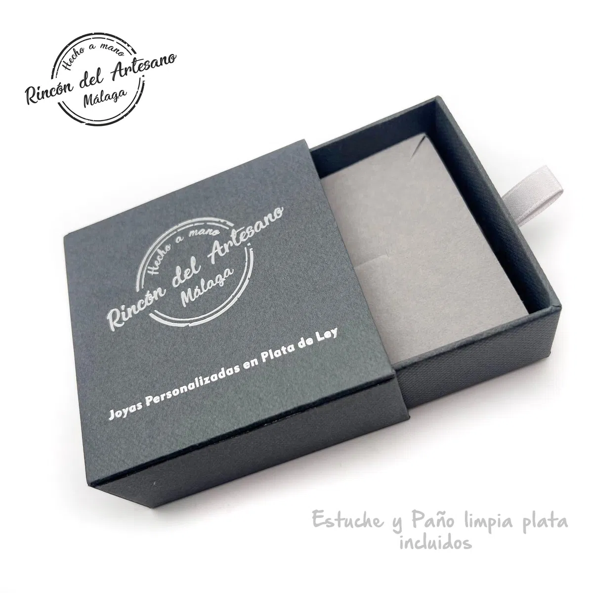 Collar infinito “La mejor profe” en plata de ley 925 Medidas: 37x12mm | Colgante personalizado con inscripción | Regalo único para maestras fin de curso. Modelo La Mejor Profe.