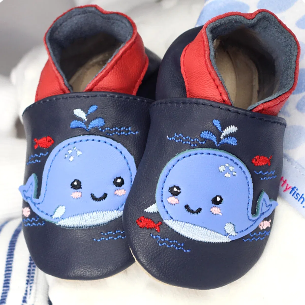 Dotty Fish Calzado Minimalista para bebés y niños. Zapatos Unisex de Piel Suave con Suela Antideslizante. Ligeros, Flexibles, Respirable y aprobados por podólogos - Ballena 2-3 años | Ligero, transpirable, flexible, tobillos elásticos, antideslizante