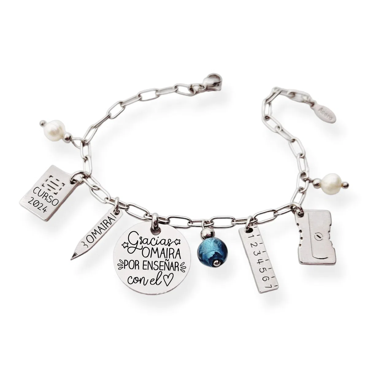 Pulsera para profesora, con el nombre personalizado y abalorios temáticos colgando. MODELO CUQUI-2. Regalos para profesores.