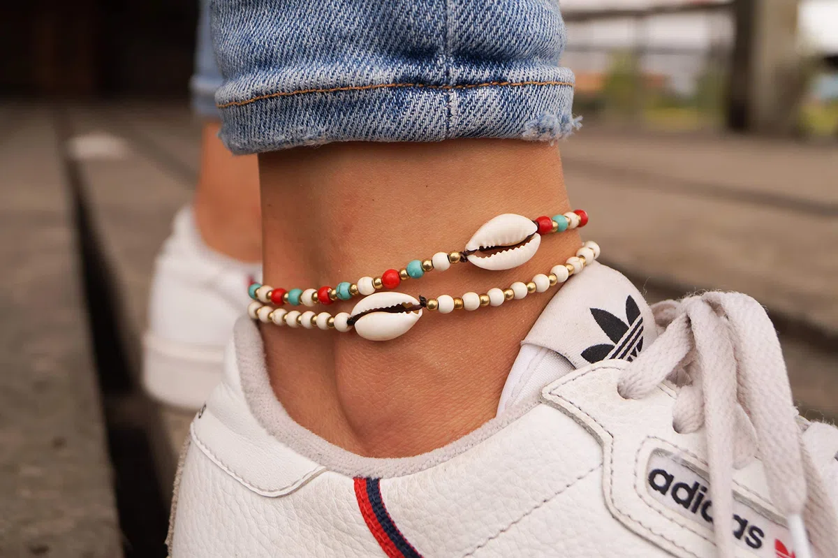 Made by Nami - Pulsera de tobillo para mujer y niña, diseño de surfista con perlas para fiesta y playa hecha a mano - Goa Hippie - Tobillera multicolor oriental