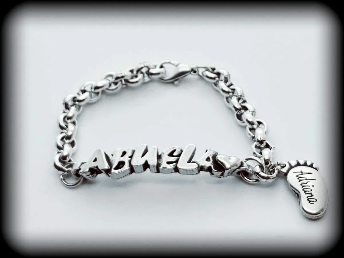 Pulsera de abuela con pie colgante personalizado. Regalo dia de la madre