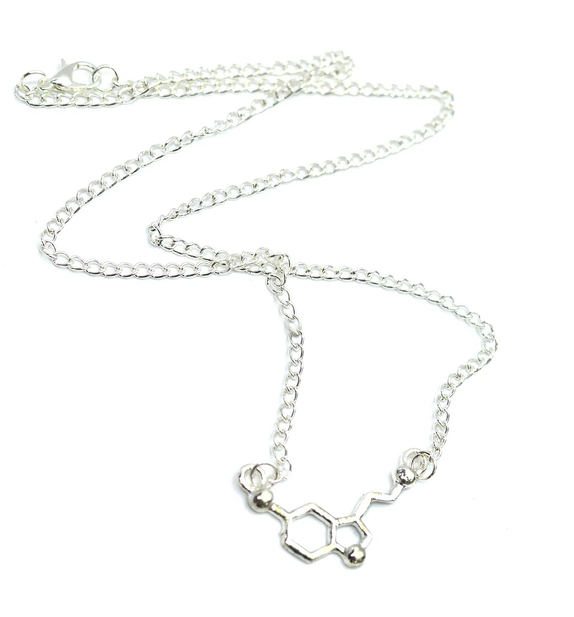 Collar plateado con colgante de serotonina, ADN, estructura química de molécula bioquímica, plateado, en caja de regalo