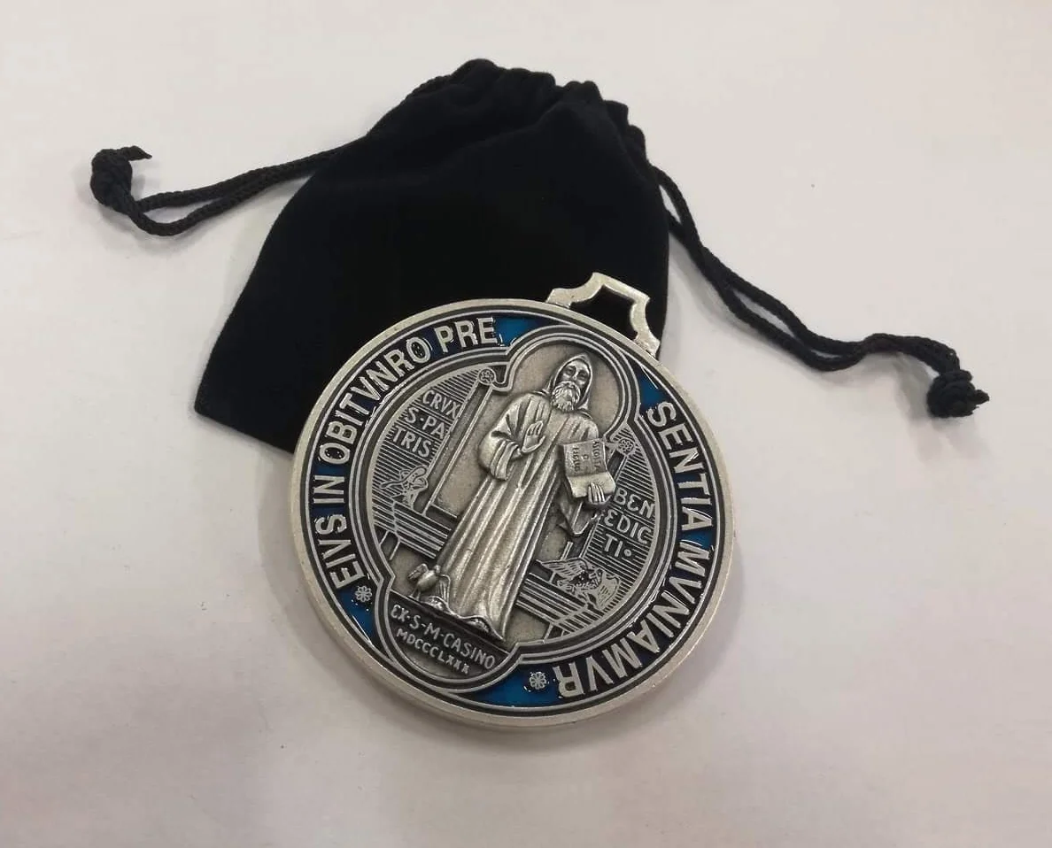 San Benito Medalla chapeada plata pintada a mano - Diámetro 7 cm