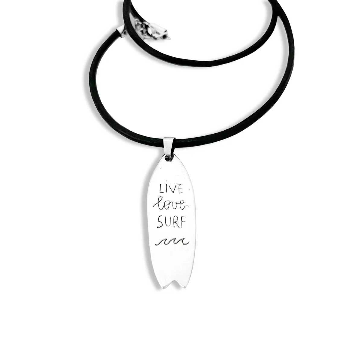 Colgante Tabla de Surf Personalizada de Aluminio con Grabado de Nombre - Joyería Surfera Artesanal Hecha a Mano - Regalo para Surfistas, Collar con Cordón de Cuero Negro 50cm, Diseño de Olas, Unisex