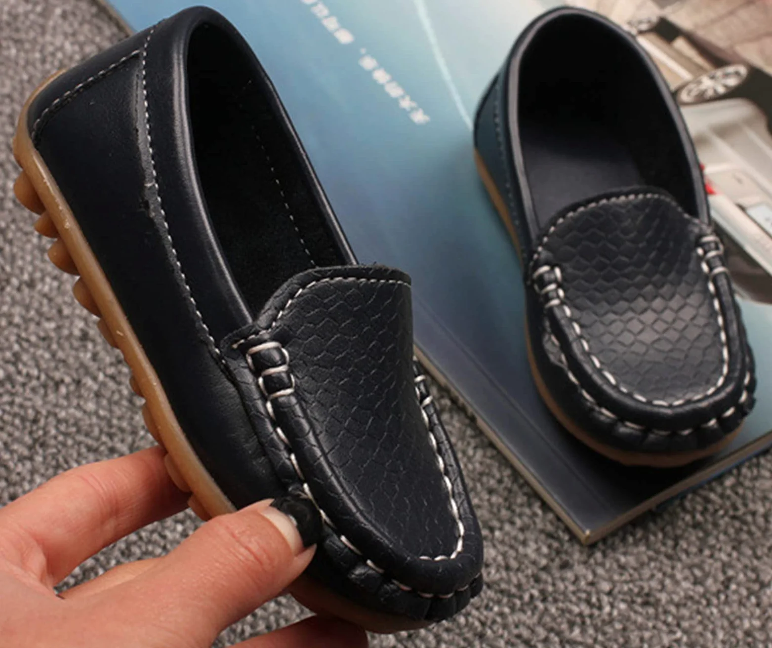Mocasines de Cuero para Niños Chicos Chicas Moda Loafers Casual Barco Zapatos Planos Antideslizantes Oxfords Comodidad Zapatos para Caminar, Azul Oscuro 29 EU = 30 CN