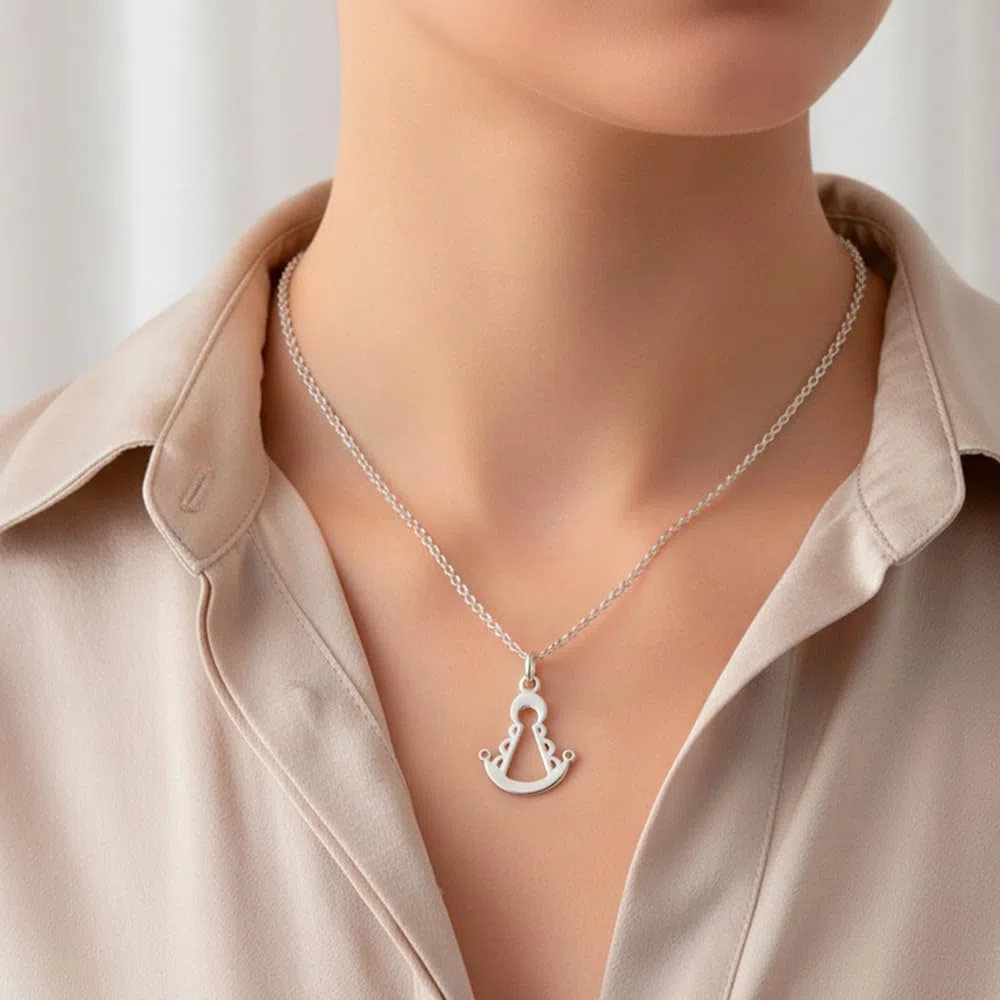 Collar mujer Virgen del Rocio plata - Colgante con la silueta de la Virgen del Rocio y cadena de plata 925 - Se envía en una cajita de regalo