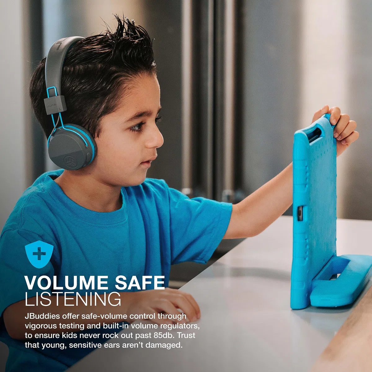 JLab JBuddies Studio - Auriculares Bluetooth para Niños con 24 Horas de Duración de la Batería, Over Ear Auriculares Niños con Kid Safe Limitador de Volumen y Micrófono (Azul)