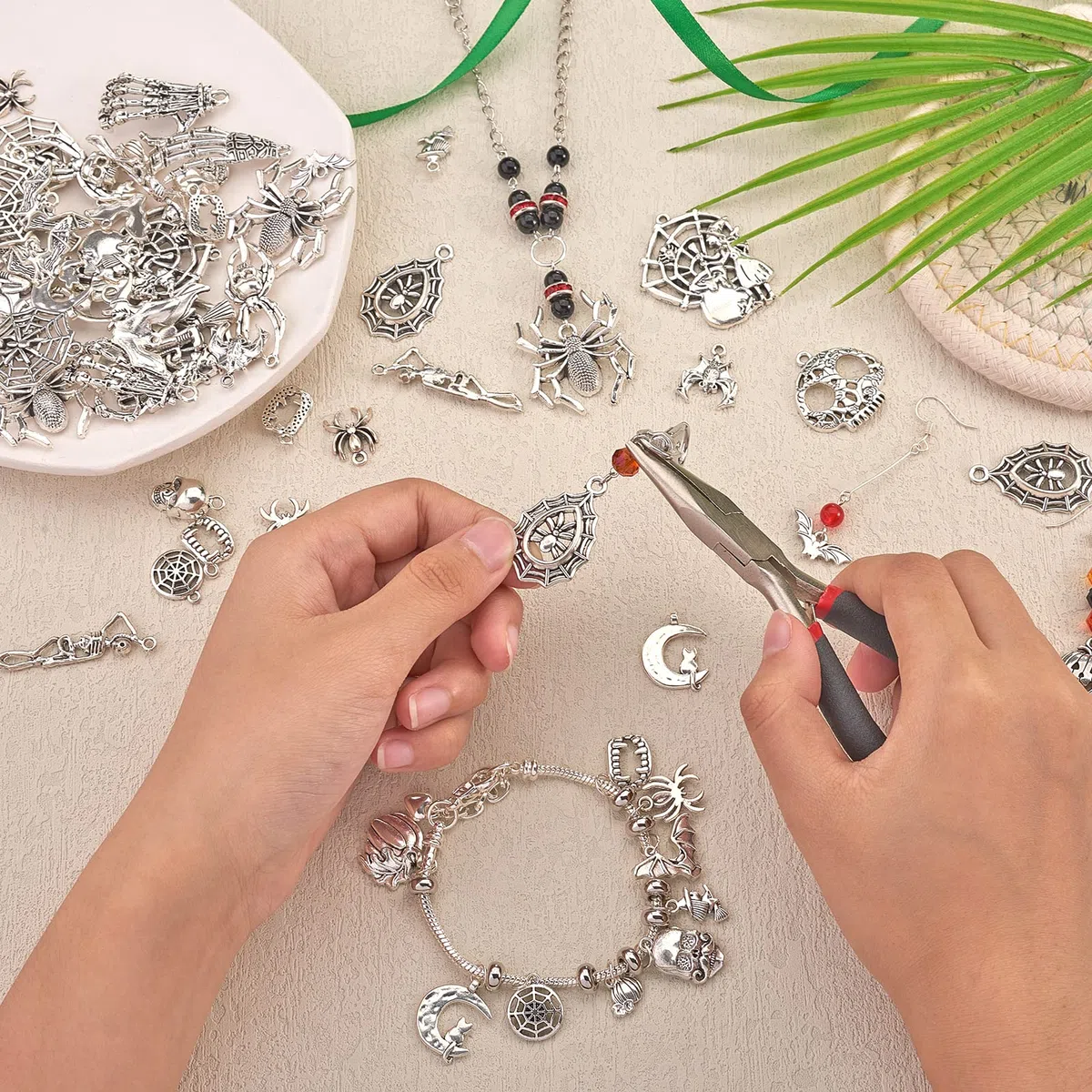 80 Piezas Esmalte Encanto Colgante para Halloween, Encantos de Aleación para Hacer y Fabricación de Joyas, Decoraciones