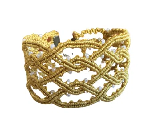 Pulsera macrame celta hecha a mano con hilo dorado.Mide aprox.19 cm. de largo y 3,5 cm.de ancho .Cierre y adorno colgalte.