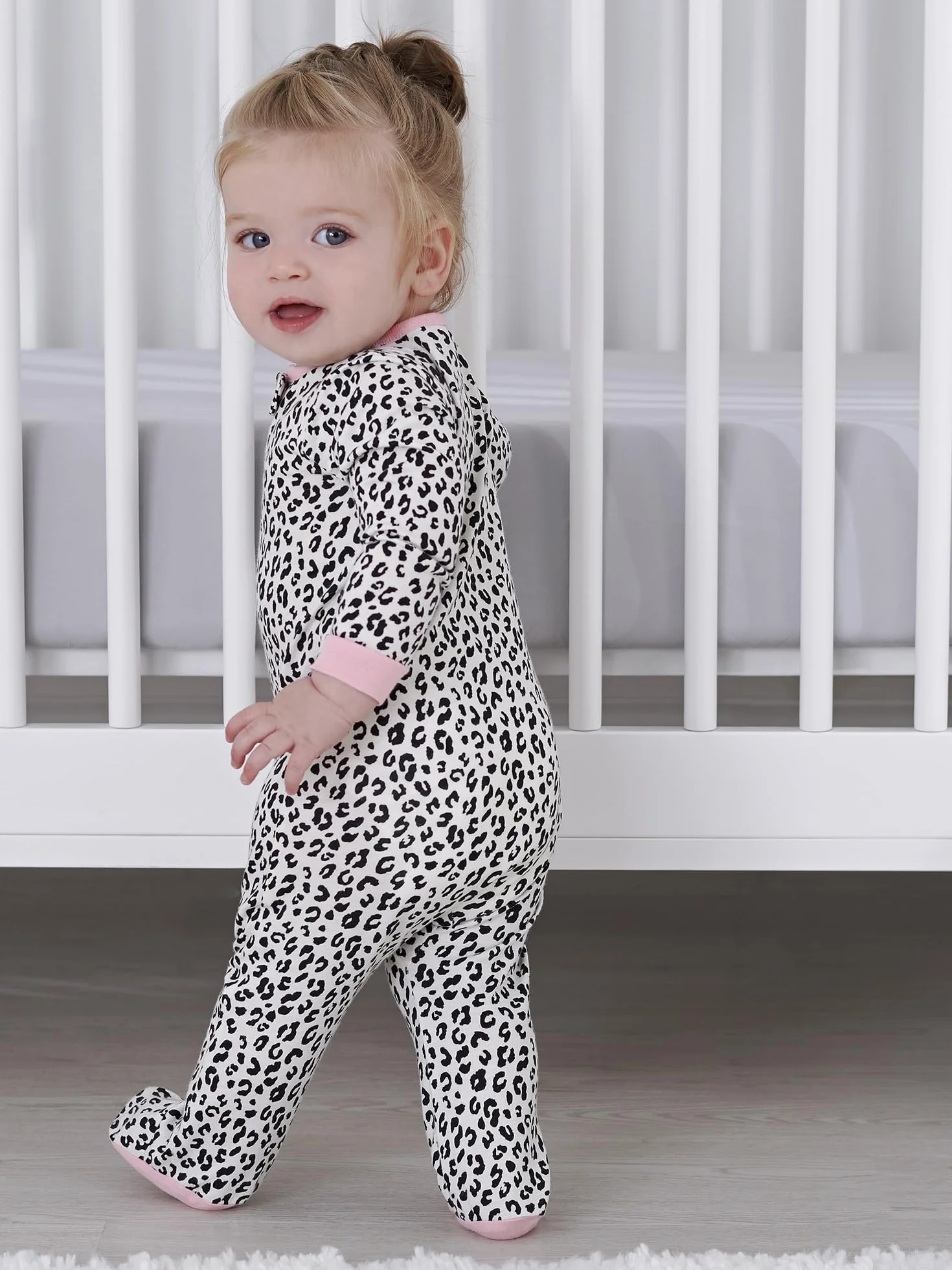 Gerber Mamelucos con pies para dormir y jugar para bebé niña, 4 unidades