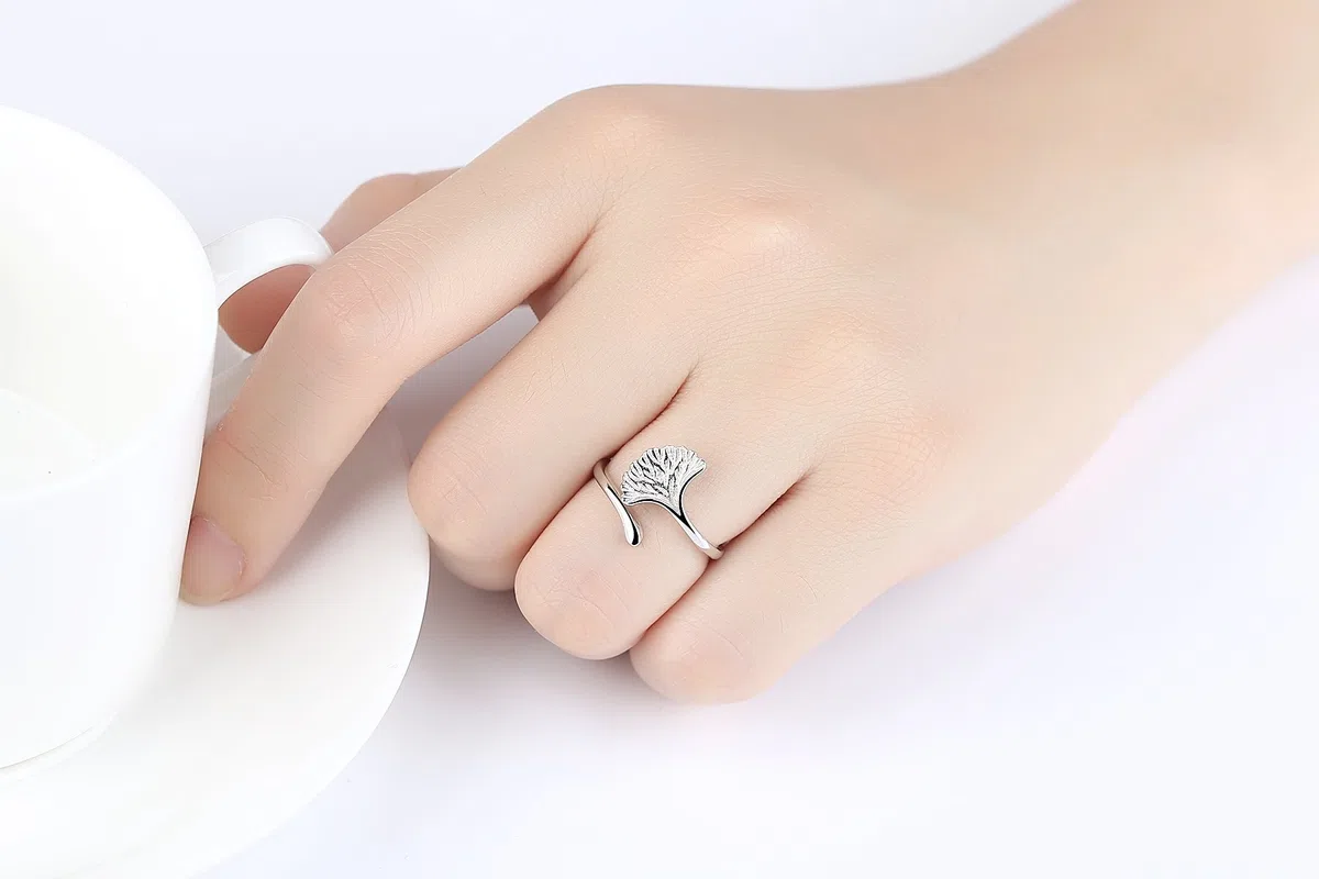 GemShadow - Anillo de plata de ley 925 para mujer, diseño de hojas de ginkgo