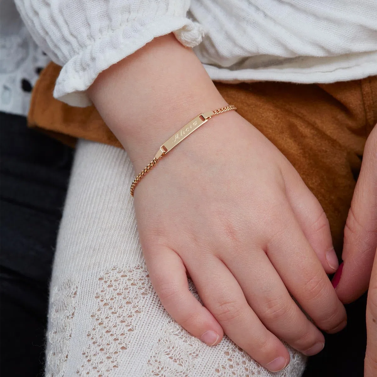 Moments Precious - Pulsera infantil con placa personalizada chapada en oro