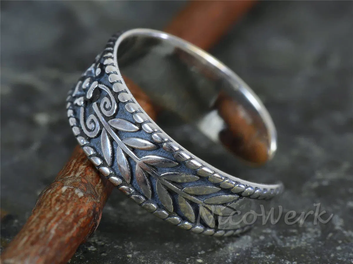 NicoWerk Anillo de plata de mujer vintage hecho en plata de ley 925 anillo de banda ennegrecida rama de olivo con patrón abierto ajustable SRI803