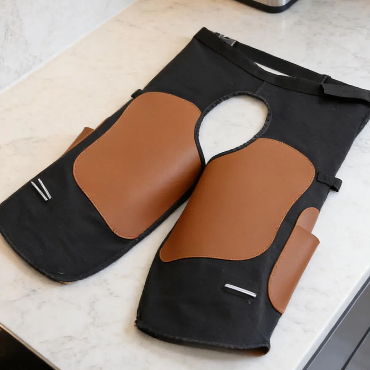 JINGLING Delantal para cuidado de caballos y herradores, pantalones de trabajo ajustables y robustos con dos bolsillos para herramientas, delantal de soldador para hombres | Para mecánico, maquinista