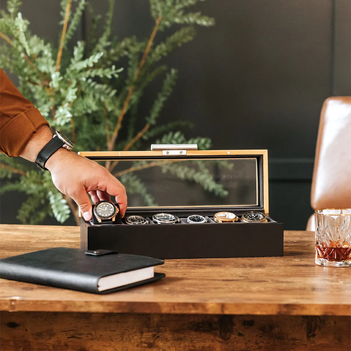 Case Elegance Caja Moderna para Relojes de Dos Tonos Pino y Gris Oscuro con Asa de Aluminio de 6 Ranuras con Vidrio Real | Caja de reloj, mango de aluminio moderno, parte superior de cristal real