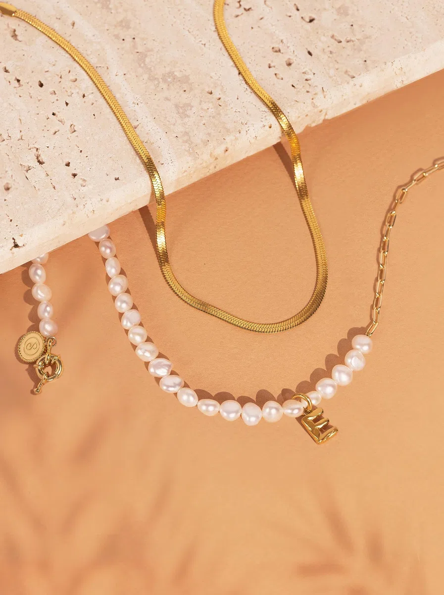 SINGULARU - Charm Letter Organic. Colgante en Plata de Ley 925 con Acabado Baño de Oro 18Kt. Combinable con Collar. Joyas para Mujer. Letras A - Z