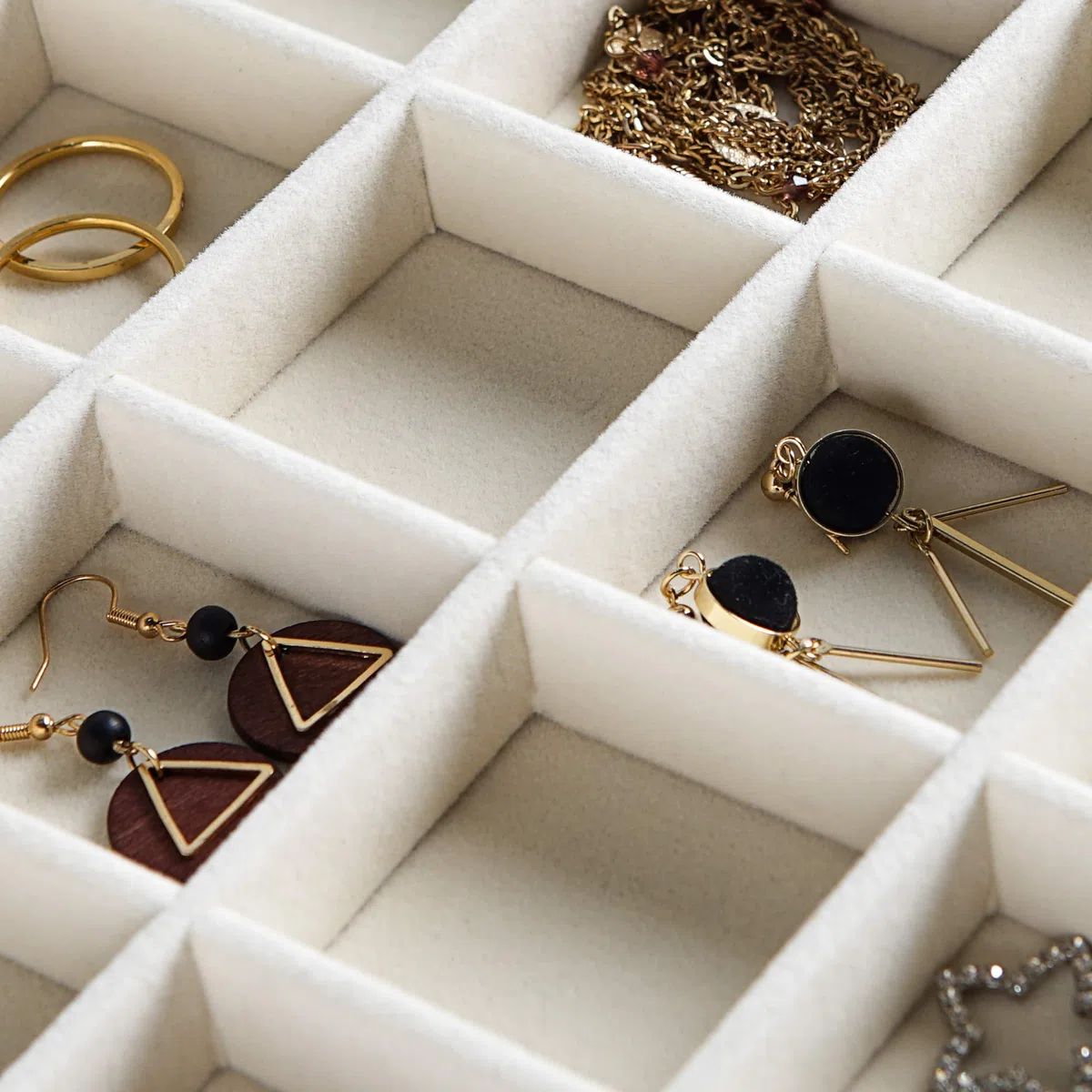 Frebeauty Bandeja de joyas 35 casillas caja de almacenamiento de joyas de terciopelo, caja de exhibición de collar de pulsera femenina con cajón de joyas con tapa transparente (35 casillas blancas)
