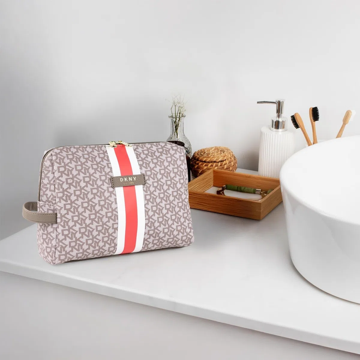 DKNY - Neceser Viaje Grande Mujer Bolsa Aseo Mujer Plegable Impermeable con Compartimentos Organizadores para Cosméticos y Accesorios de Higiene, Coral