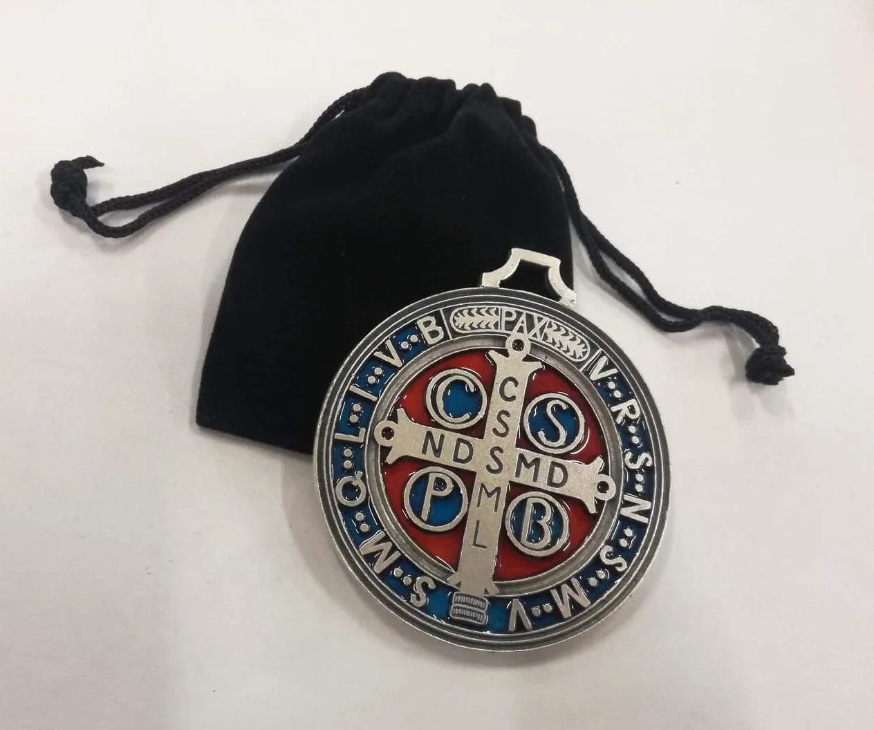 San Benito Medalla chapeada plata pintada a mano - Diámetro 7 cm