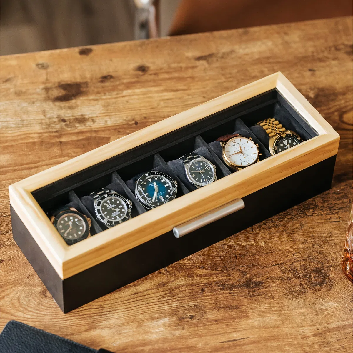 Case Elegance Caja Moderna para Relojes de Dos Tonos Pino y Gris Oscuro con Asa de Aluminio de 6 Ranuras con Vidrio Real | Caja de reloj, mango de aluminio moderno, parte superior de cristal real
