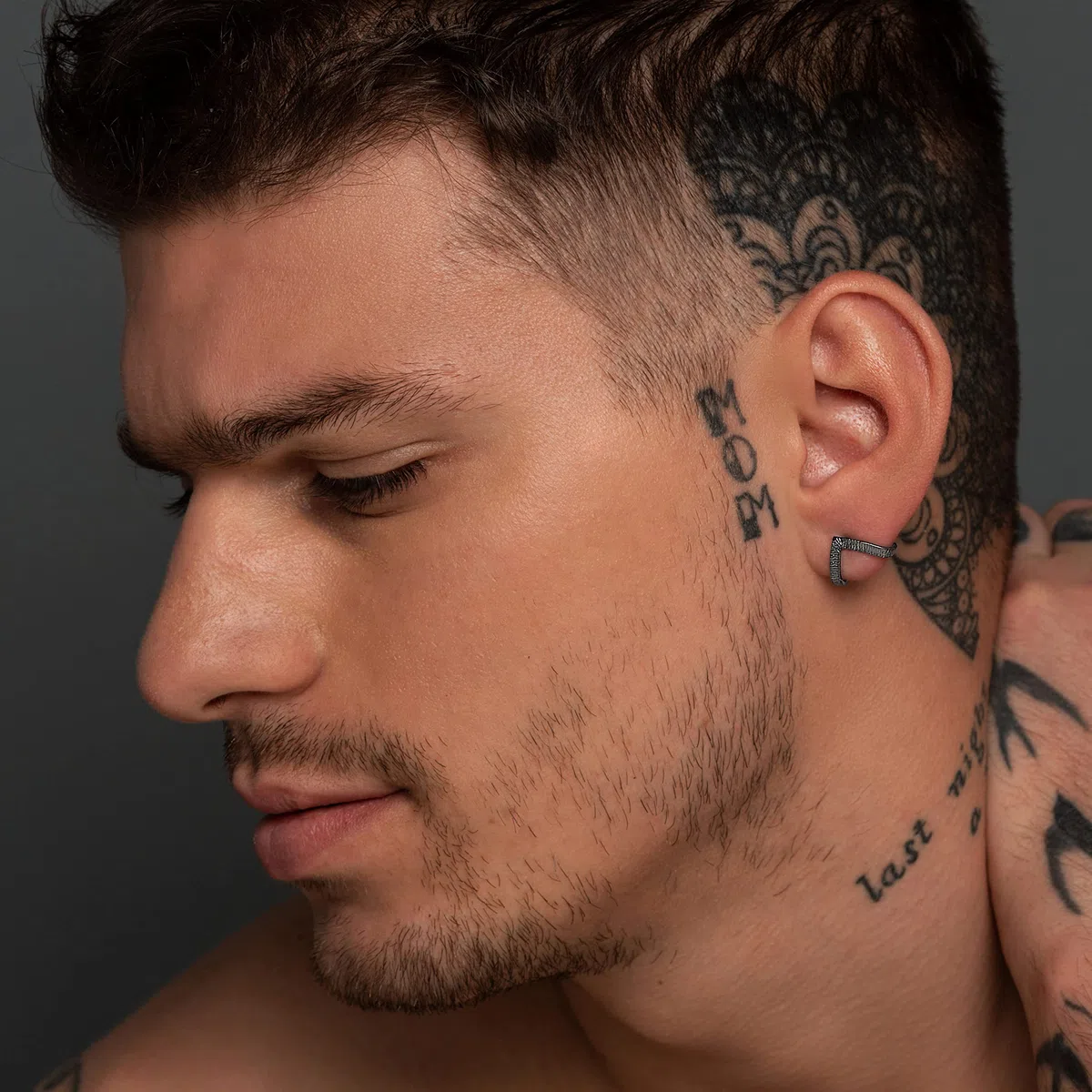 Pendientes Huggie Triangulares Martillados para Hombre, Plata de Ley 925, Diseño Masculino Atrevido, Hipoalergénico - Hechos a mano por Emmanuela