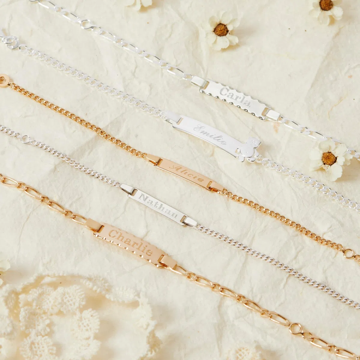 Moments Precious - Pulsera infantil con placa personalizada chapada en oro