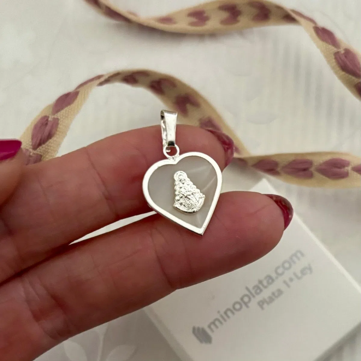 Colgante Corazón Virgen del Rocío, Plata de Ley 925 con Nácar Blanco Natural, 25mm, Unisex