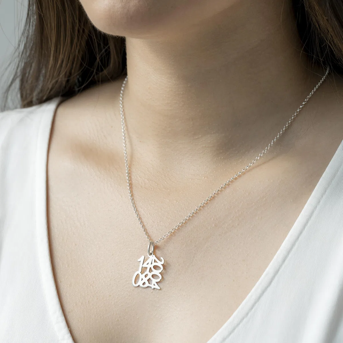 Collar con Fecha de Aniversario Mujer Unisex en Plata de Ley 925 Cadena de 45cm + Alargador. Regalo ideal de San Valentín, para Novia Madre Abuela. Hecho en España. (Collar Fecha Plata)