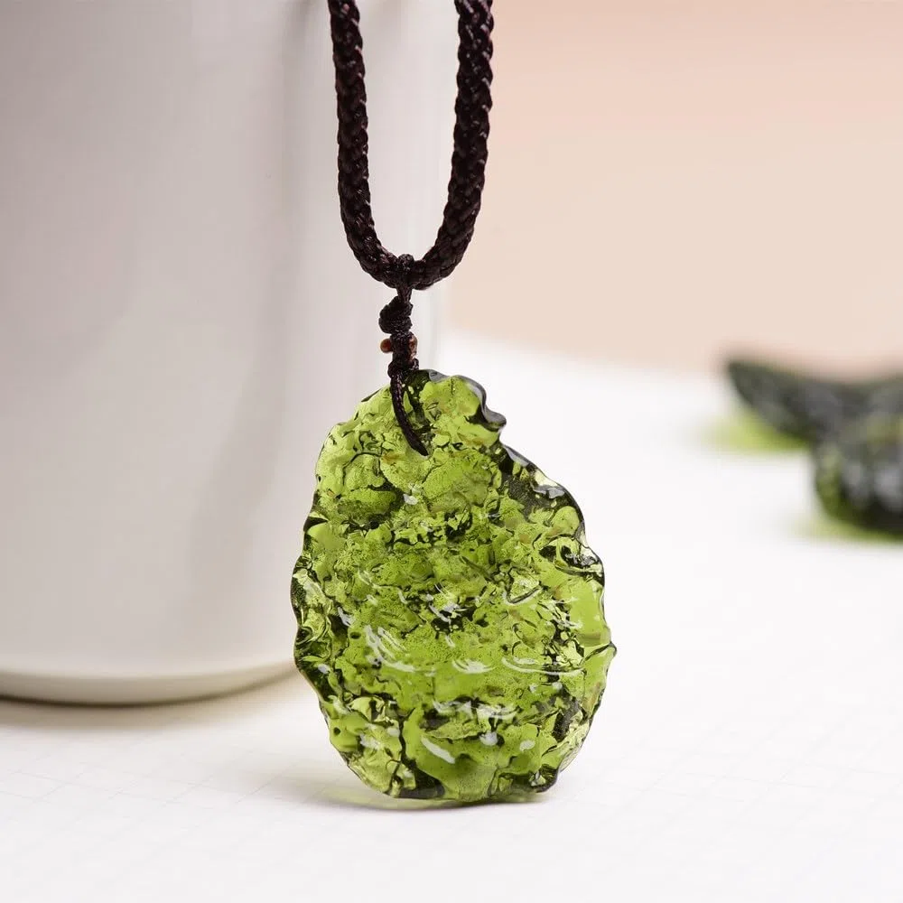 Collar con colgante de moldavita checa hecho a mano, piedra de lágrima de cristal verde, colgante de cristal verde bohemio, unisex, accesorio de piedras preciosas irregulares hecho a mano