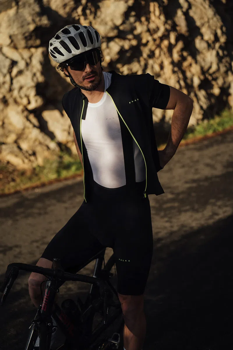 FALKE hombre Ultralight Cool camiseta técnica deportiva manga corta ropa con efecto refrescante adecuado para climas cálidos secado rápido transpirable sostenible hilo funcional 1 pieza | refrigeración para temperaturas cálidas