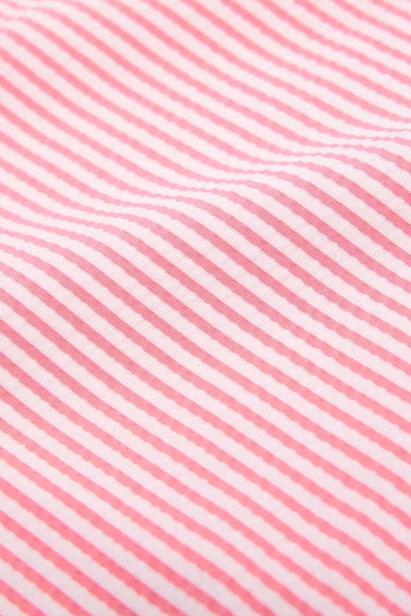YSABEL MORA. Top Bikini Bandeau Bambula Rosa Copa B. con Aro y Relleno Extraíble. Tejido con Textura. Tirantes Regulables y Desmontables. Anudado en la Espalda. Colección Boat.