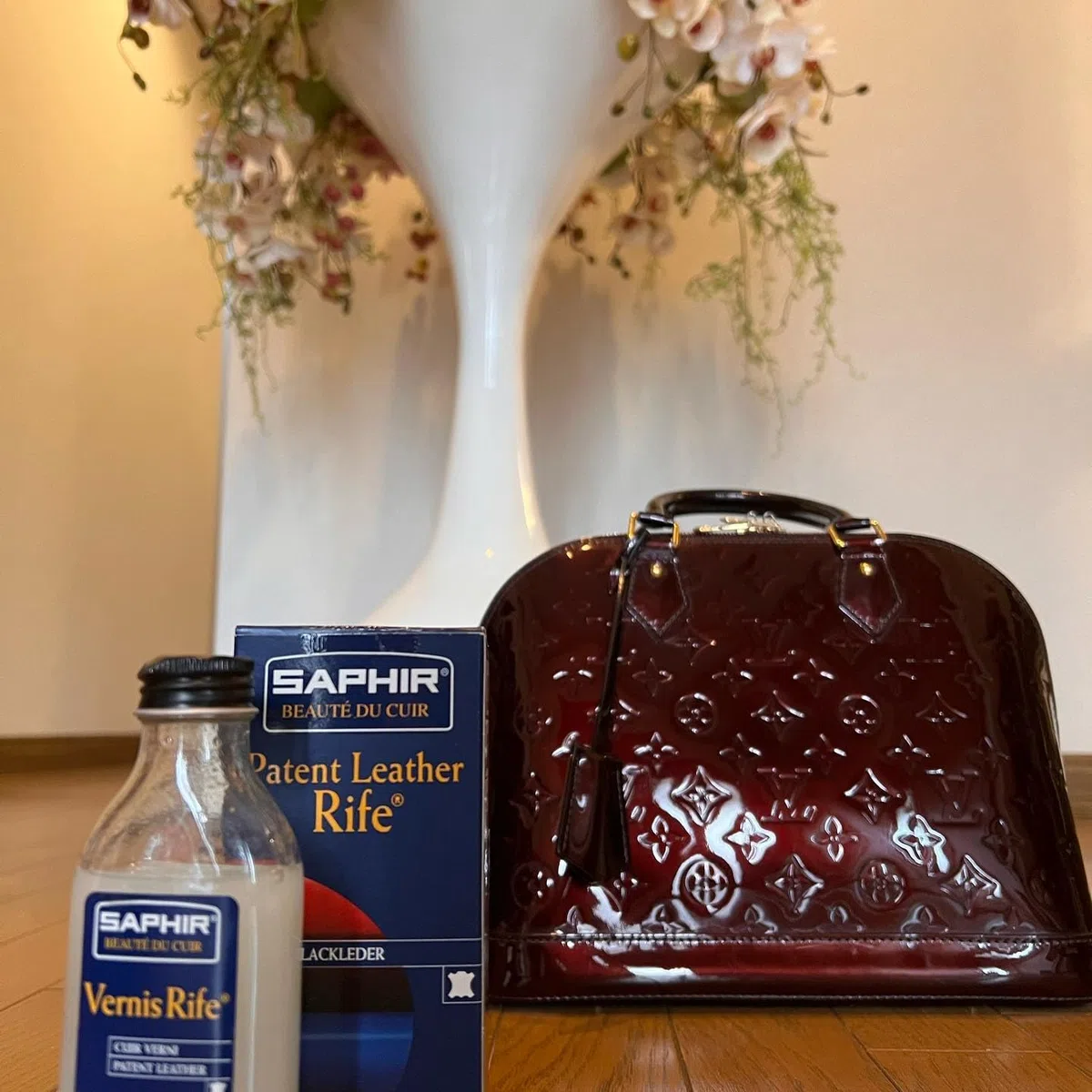 Saphir Vernis Rife 100 ml – Limpiador y abrillantador para cuero charol negro | Protege contra grietas y marcas | Brillo intenso sin siliconas | Con gamuza de aplicación