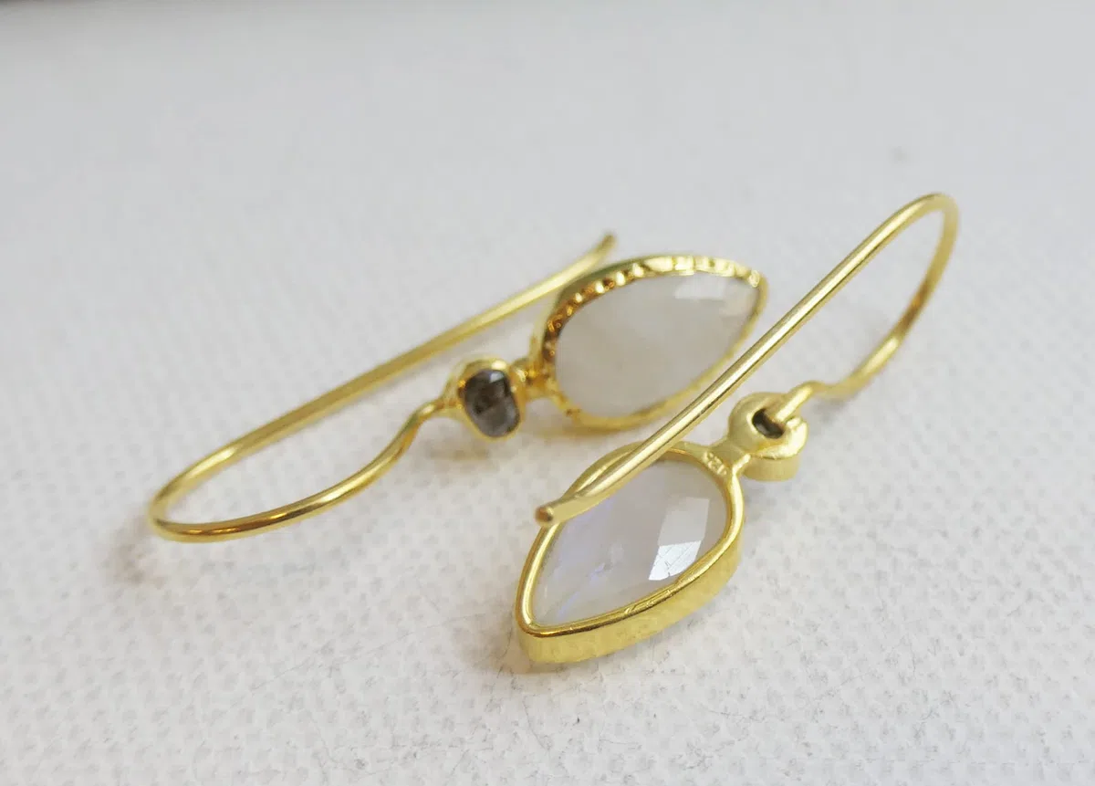 Pendientes de plata de ley con piedra de luna y diamantes chapados en oro