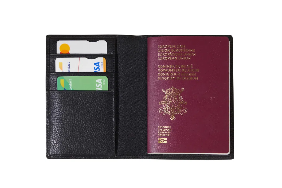 Samsonite TA Revolution - Funda de Piel para Pasaporte, protección RFID, con 3 Ranuras para Tarjetas de crédito, Solapa de Seguridad para Pasaporte, Accesorios de Viaje, Color Negro