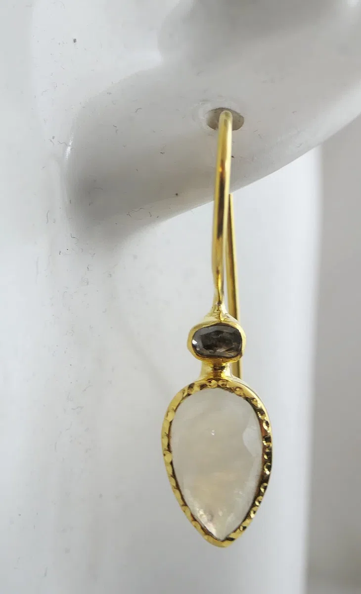 Pendientes de plata de ley con piedra de luna y diamantes chapados en oro
