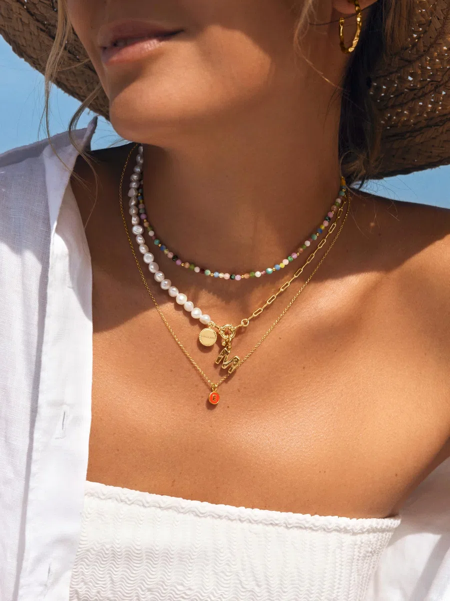 SINGULARU - Charm Letter Organic. Colgante en Plata de Ley 925 con Acabado Baño de Oro 18Kt. Combinable con Collar. Joyas para Mujer. Letras A - Z