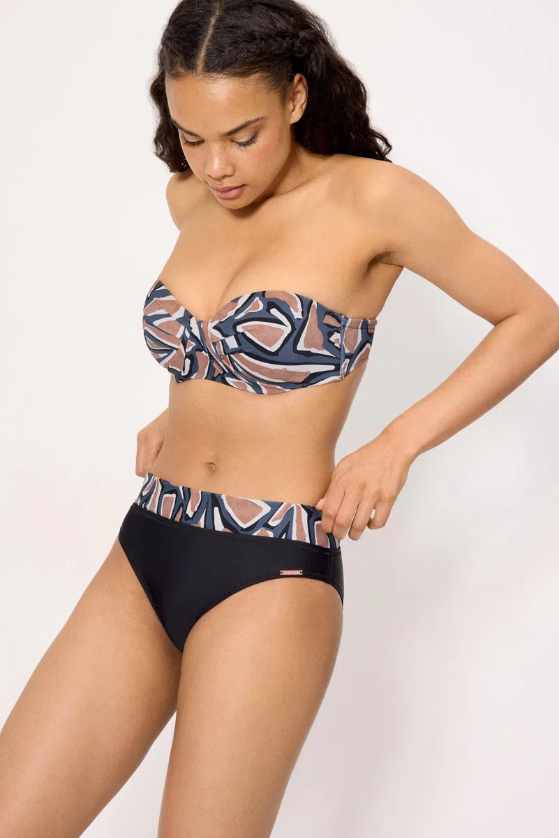 YSABEL MORA. Top Bikini Bandeau Estampado Copas C y D. con Aro Y Relleno. Tirantes Desmontables Anudados Al Cuello. Colección Beach.