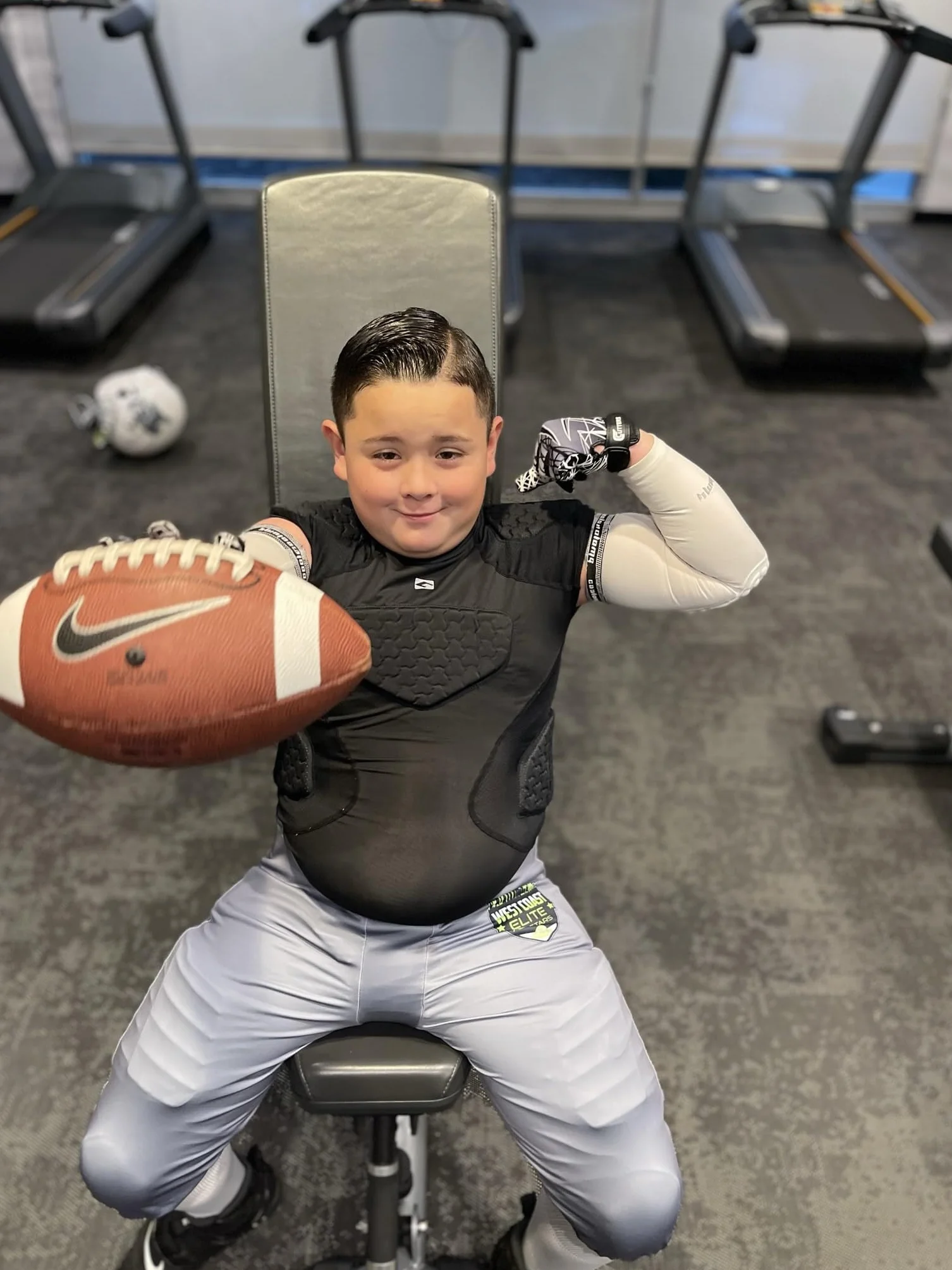 COOLOMG Camiseta de fútbol para niños, acolchada, protección del pecho, protección de hombros, protección de baloncesto, béisbol, camiseta de compresión para niños, multiusos