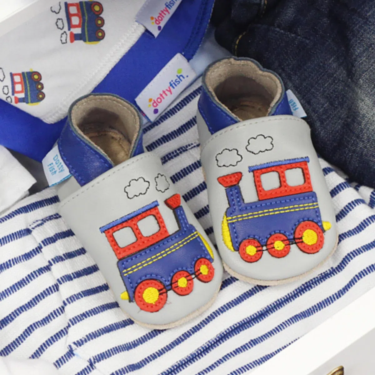 Dotty Fish Calzado Minimalista para bebés y niños. Zapatos Unisex de Piel Suave con Suela Antideslizante. Ligeros, Flexibles, Respirable y aprobados por podólogos - Tren 2-3 años