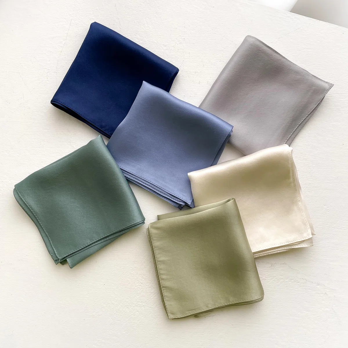 PoeticEHome Bufanda de seda de morera 100% pura color liso, pañuelo cuadrado 68x68cm para mujer, accesorio para cabeza y cuello en tono sólido, regalo empaquetado