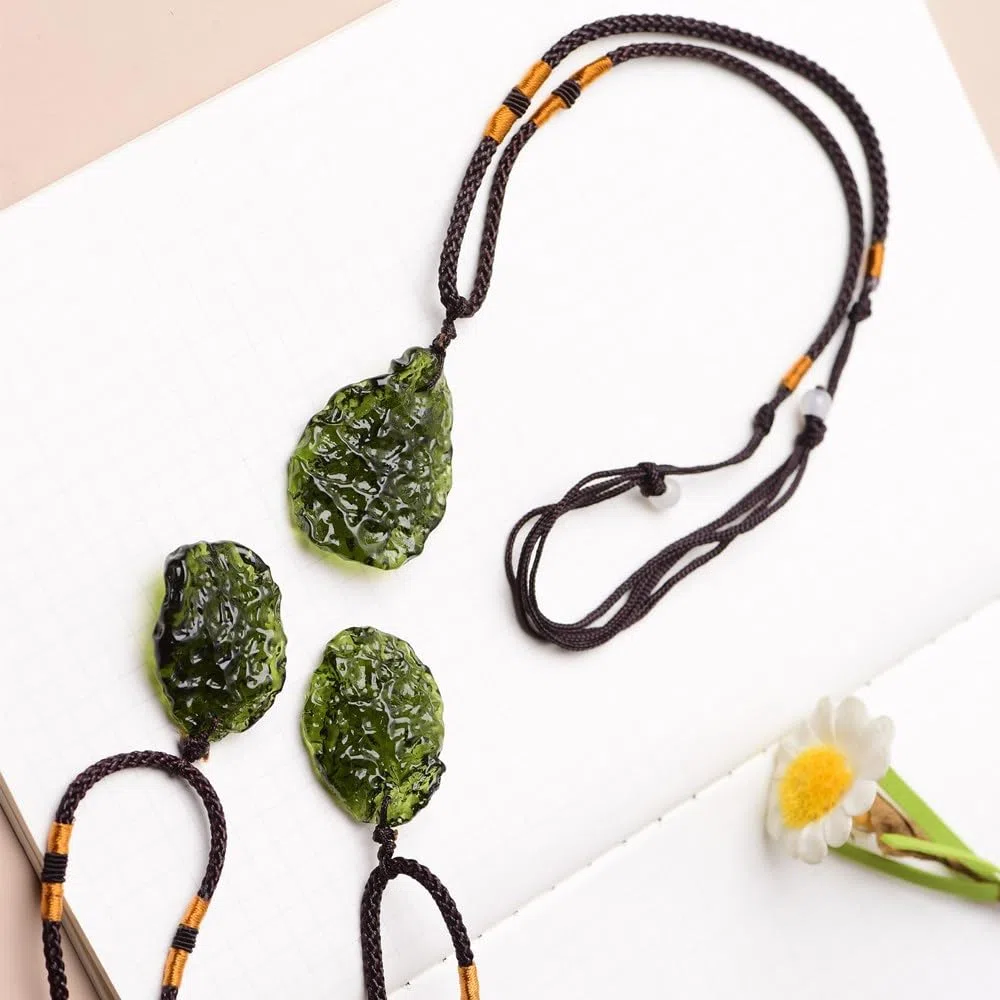 Collar con colgante de moldavita checa hecho a mano, piedra de lágrima de cristal verde, colgante de cristal verde bohemio, unisex, accesorio de piedras preciosas irregulares hecho a mano