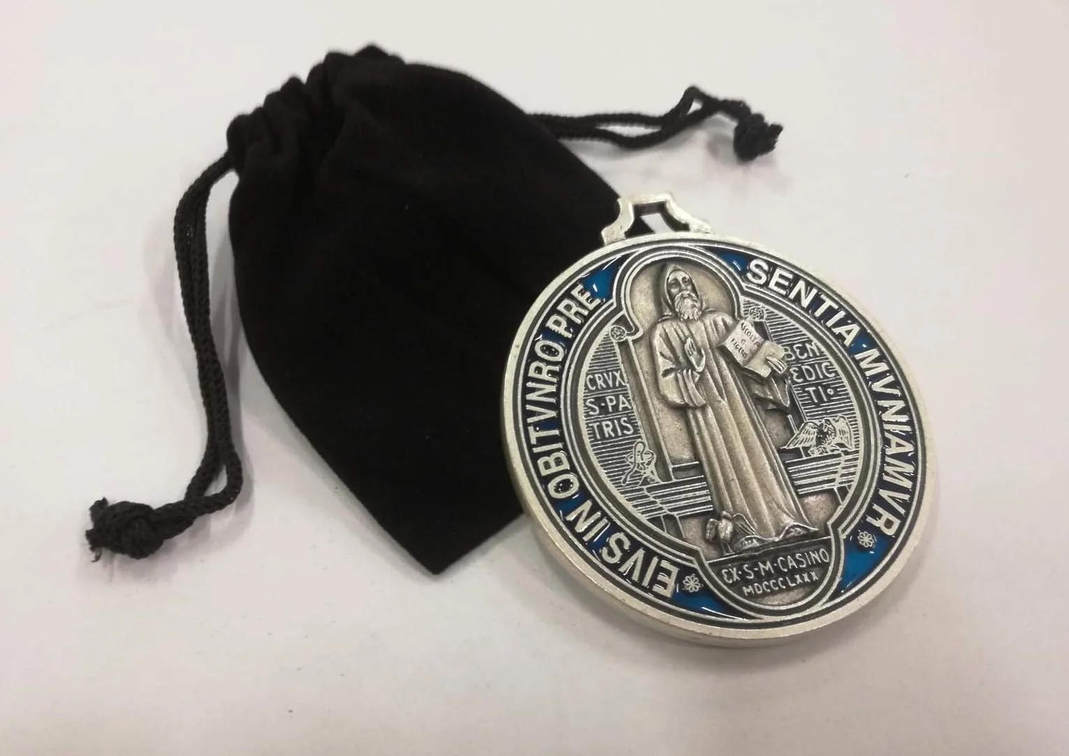 San Benito Medalla chapeada plata pintada a mano - Diámetro 7 cm