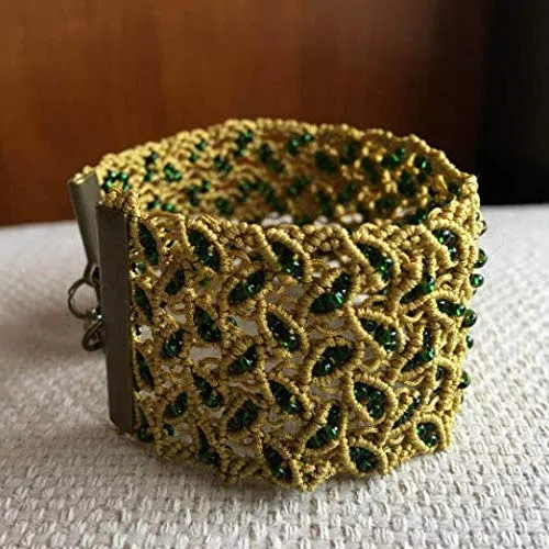 Pulsera micro macrame hecha a mano con hilo finísimo y pequeñas rocallas