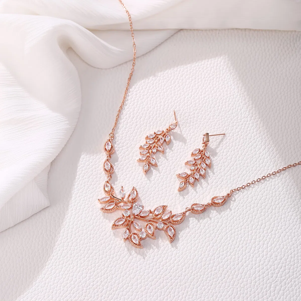 Juegos de Joyas de Mujer Conjunto de Joyería Racimo de Hojas Nupcial Cubic Circonia Collar Pendientes Colgantes